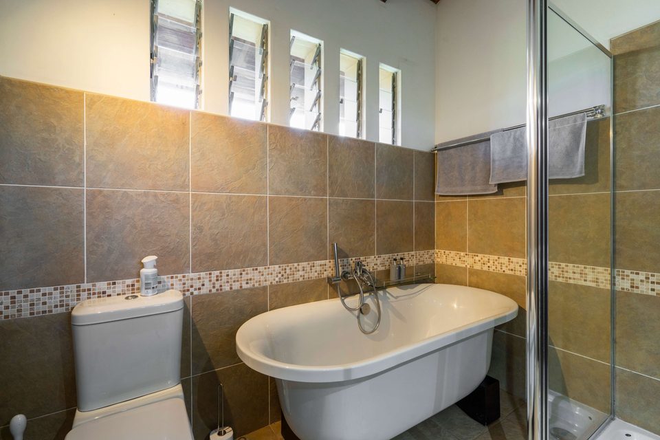 Bath in the Gold Room en-suite bathroom