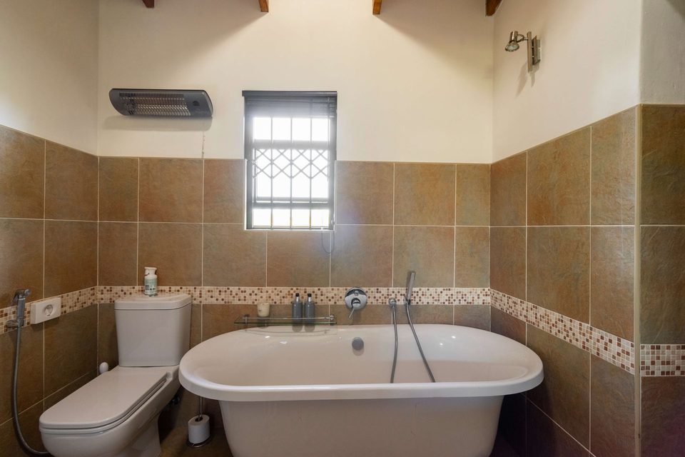 Bath in the Red Room en-suite bathroom